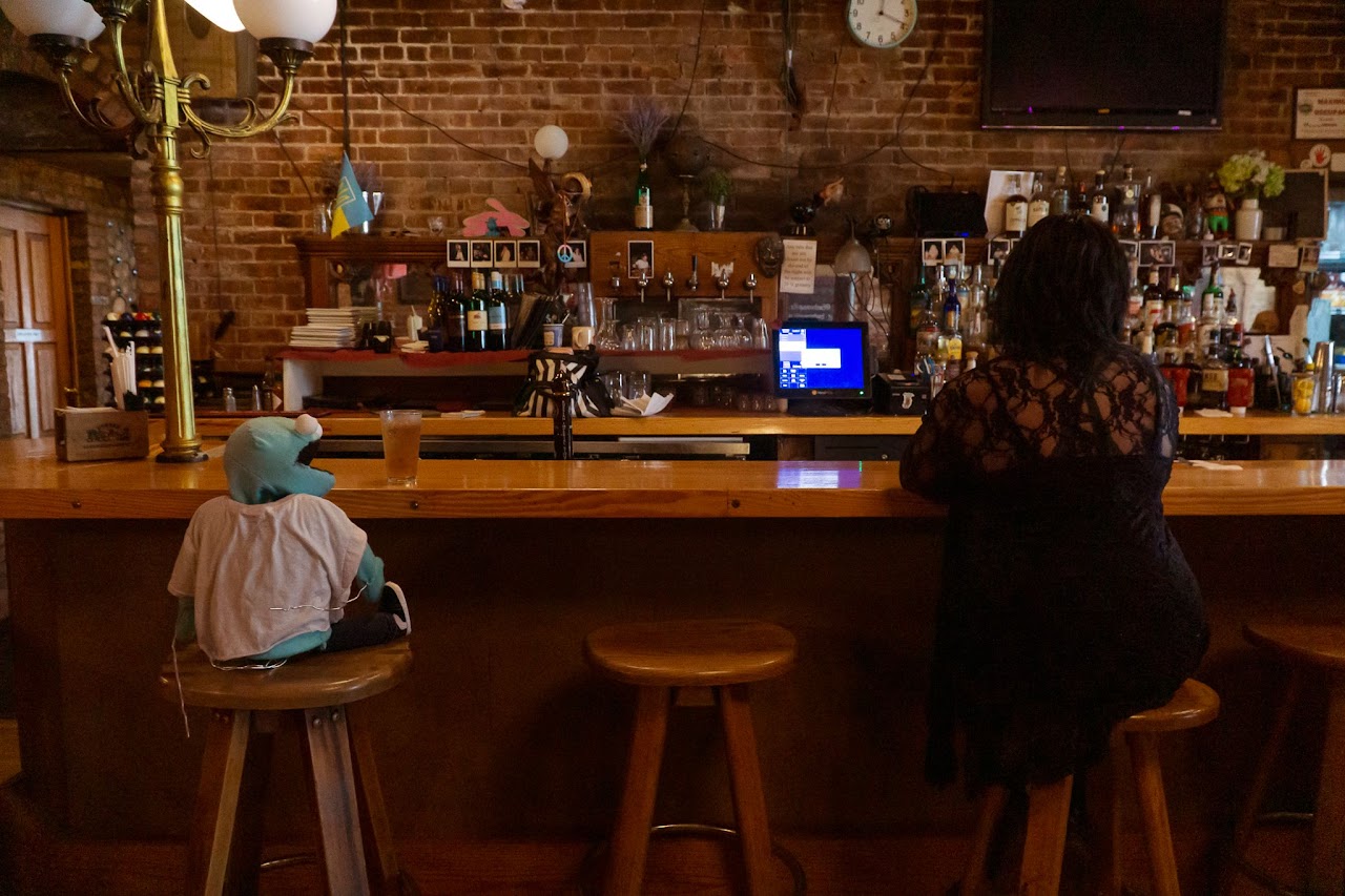 Chet sees a pretty lady across the bar.